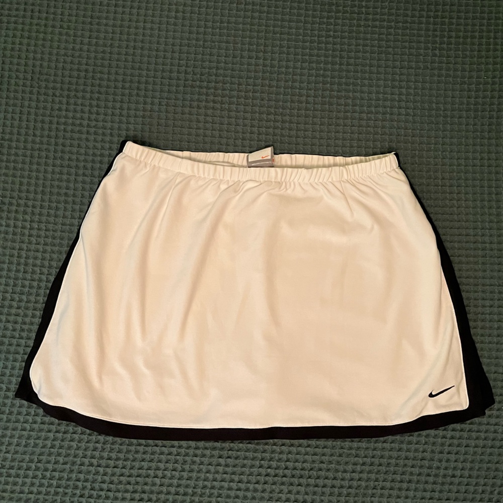 Women’s Medium White Nike Tennis Skort